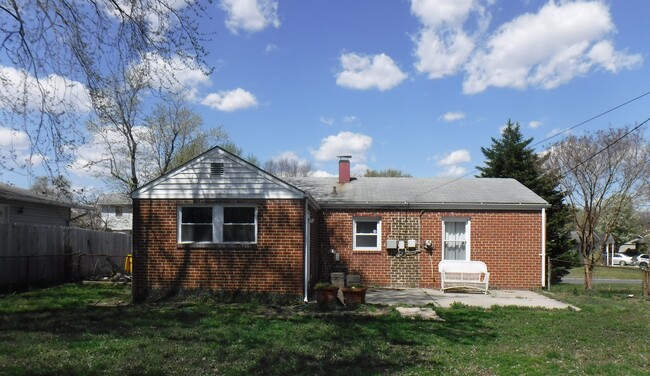 1025 Dumbarton Rd in Glen Burnie, MD - Foto de edificio - Building Photo