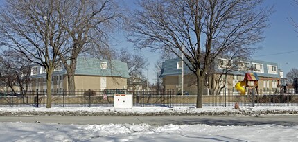 Windsor Court in Milwaukee, WI - Foto de edificio - Building Photo
