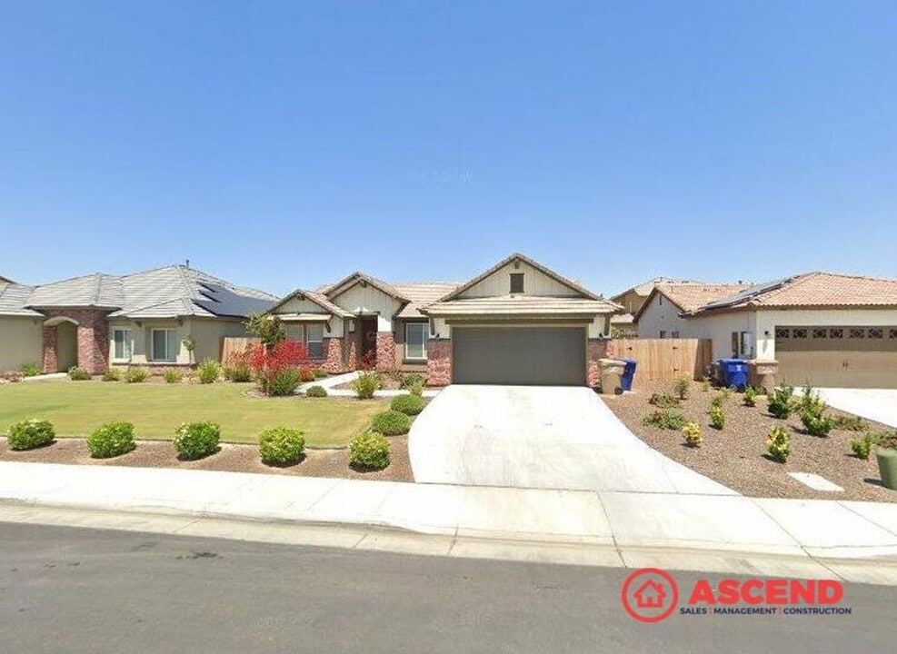 8912 Wolf River Ave in Bakersfield, CA - Building Photo