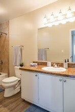 Menlo Pointe in Chico, CA - Building Photo - Building Photo