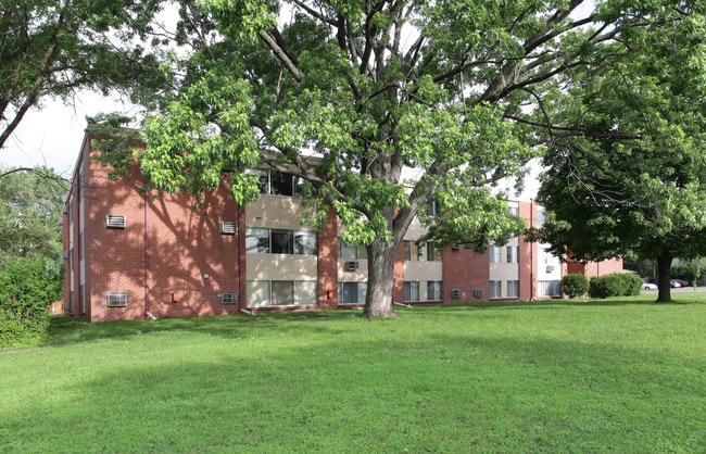 Pioneer Apartments in Richfield, MN - Building Photo - Building Photo