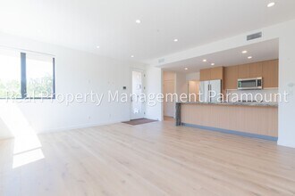 1542 N Hoover St in Los Angeles, CA - Building Photo - Building Photo