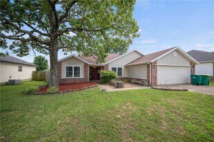 903 Tyra Ln in Centerton, AR - Building Photo