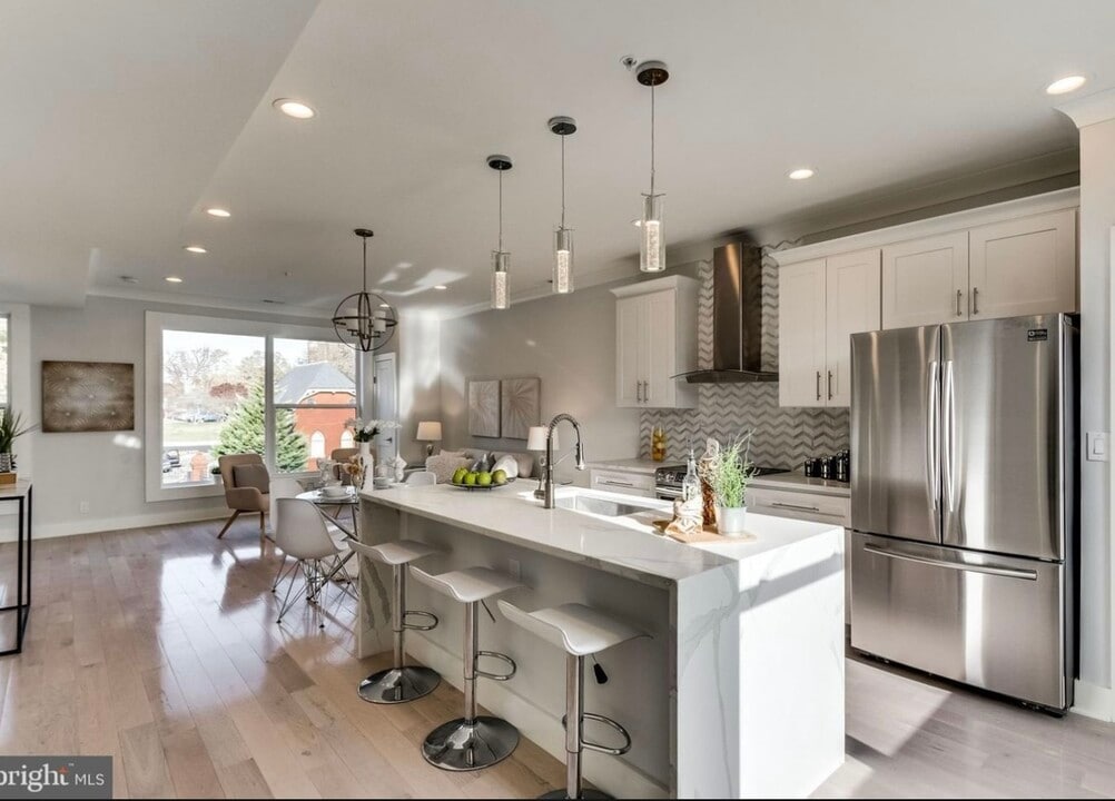 631 Florida Ave NE, Unit B-Downstairs in Washington, DC - Foto de edificio