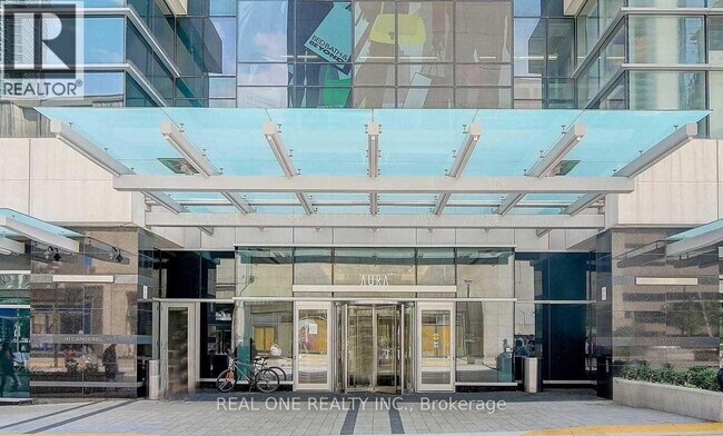 386 Yonge St in Toronto, ON - Building Photo - Building Photo