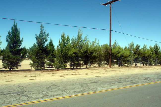 23200 Bear Valley Rd in Apple Valley, CA - Building Photo - Building Photo