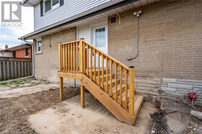 51 Grandfield St in Hamilton, ON - Building Photo - Building Photo