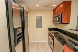 325 S Biscayne Blvd, Unit 2820 in Miami, FL - Building Photo - Building Photo