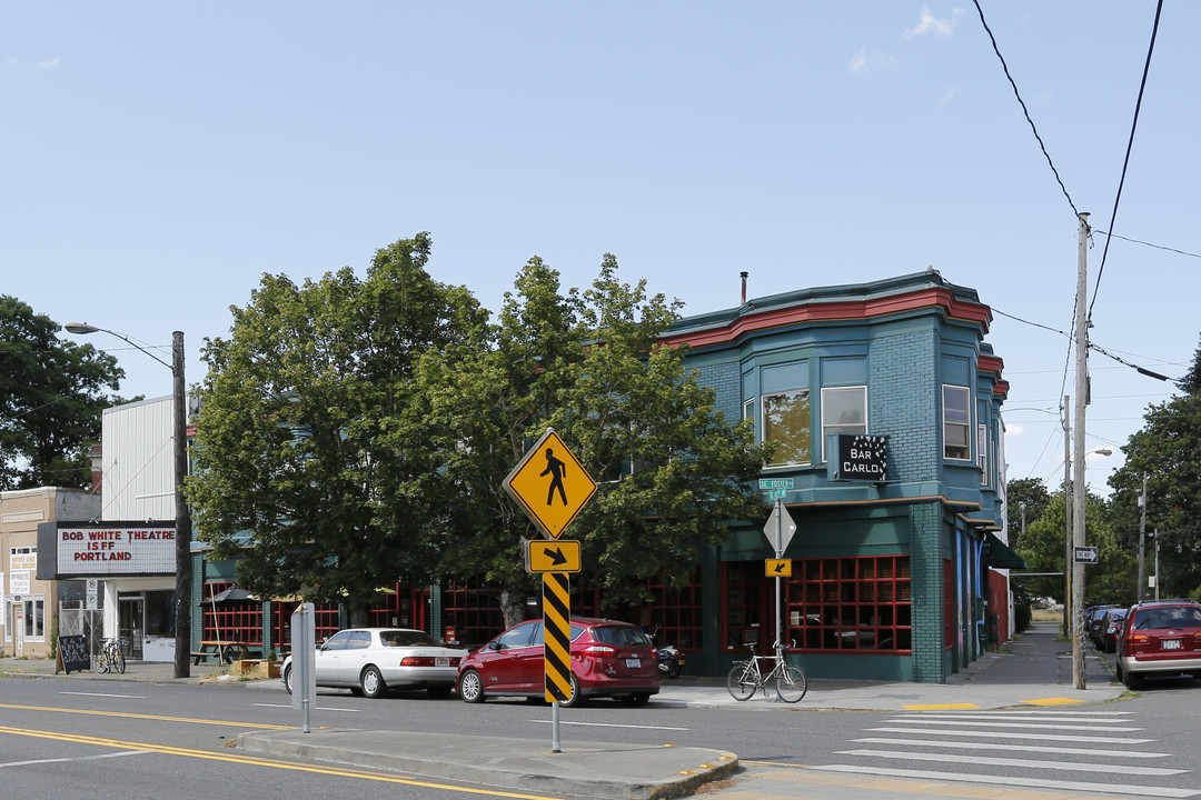 6433 SE Foster Rd in Portland, OR - Building Photo