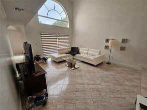 5201 NW 112th Pl in Doral, FL - Foto de edificio - Building Photo