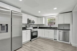 2701 NW 18th Ter, Unit A in Oakland Park, FL - Building Photo