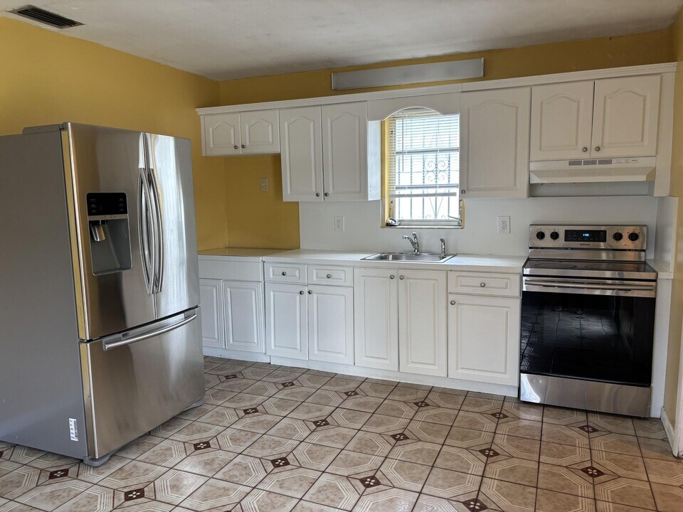 1111 SW 24th Ave in Fort Lauderdale, FL - Building Photo