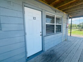 680 22nd Ave S in St. Petersburg, FL - Building Photo