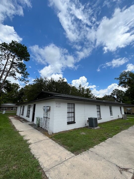 6123 NW 26th St in Gainesville, FL - Building Photo