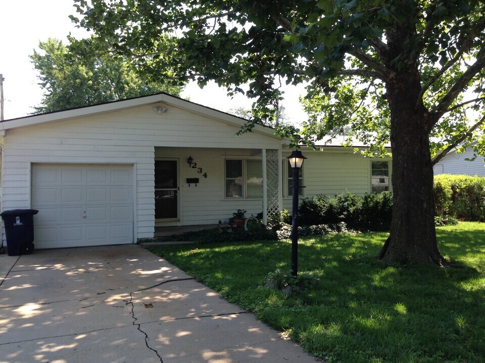 234 Dellway St in El Dorado, KS - Building Photo