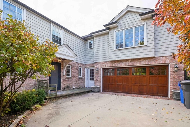 5969 N Shore Dr in Whitefish Bay, WI - Building Photo - Building Photo