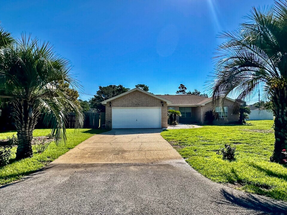 1876 Jamaica Dr in Navarre, FL - Building Photo
