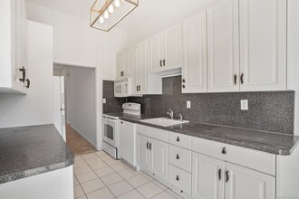 106 Southport Woods Drive in Fairfield, CT - Building Photo - Building Photo