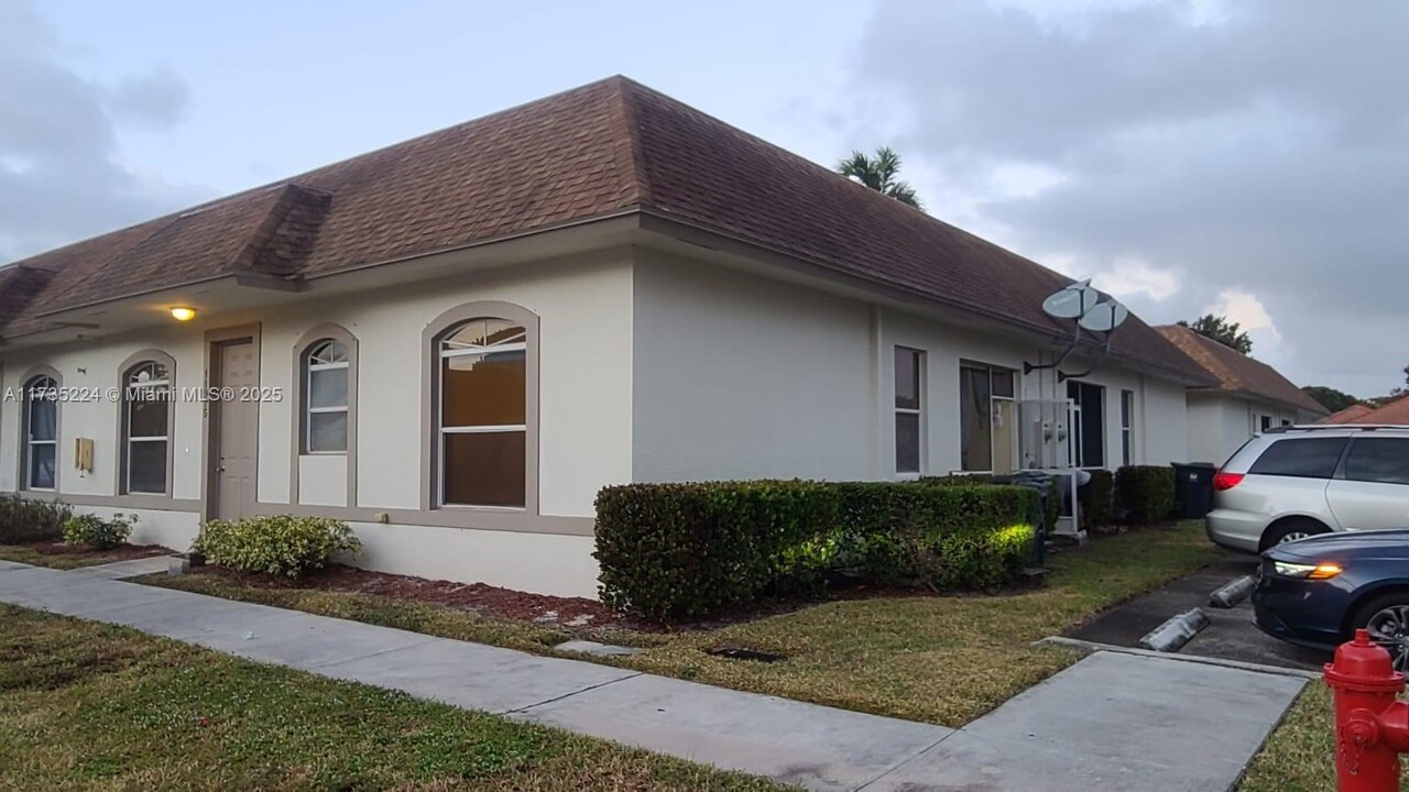 11975 Sturbridge Ln in Wellington, FL - Building Photo