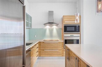 2020 N Bayshore Dr, Unit 3904 in Miami, FL - Foto de edificio - Building Photo