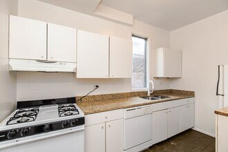 1015 W Wolfram St, Unit 2 in Chicago, IL - Building Photo - Building Photo