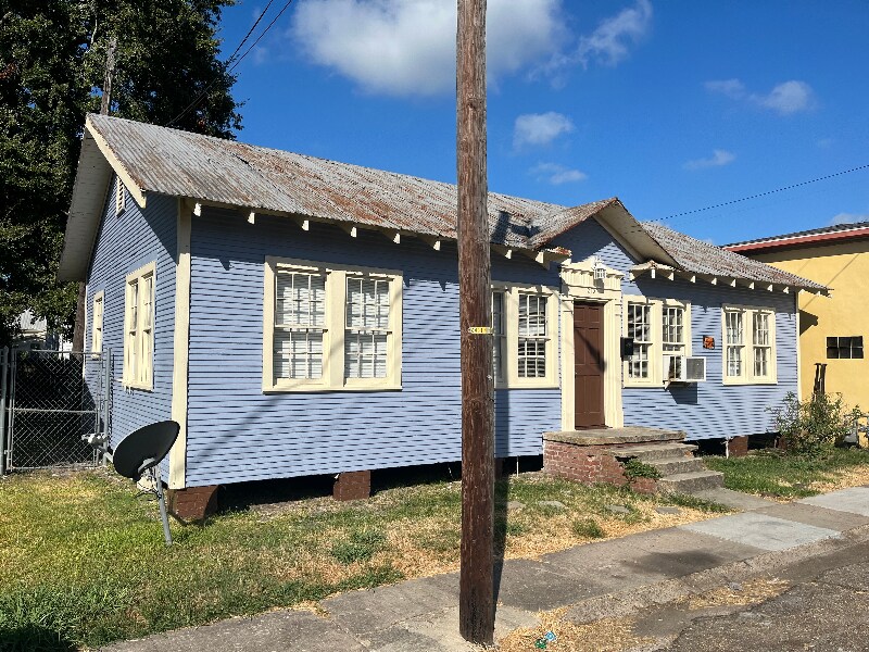 210 Hacker St in New Iberia, LA - Building Photo