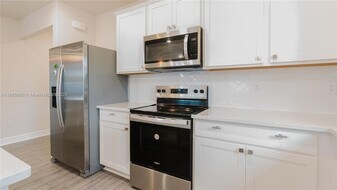 3001 Hibiscus Ave in Oakland Park, FL - Building Photo