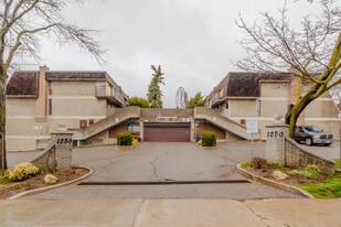 1250 Mississauga Valley Blvd in Mississauga, ON - Building Photo