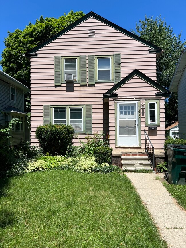 1300 W Barnes Ave in Lansing, MI - Building Photo - Building Photo