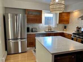 2046 Eastridge Dr in Anchorage, AK - Building Photo - Building Photo