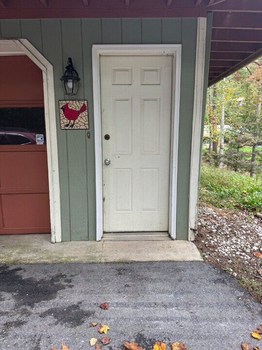 23 Surrey Run Dr in Hendersonville, NC - Building Photo