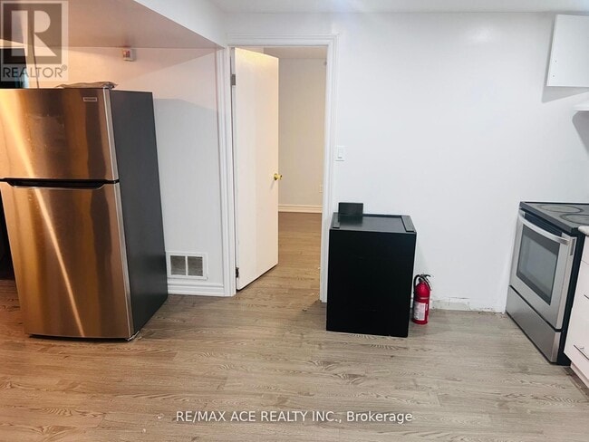 15 Sedgemount Dr in Toronto, ON - Building Photo - Building Photo