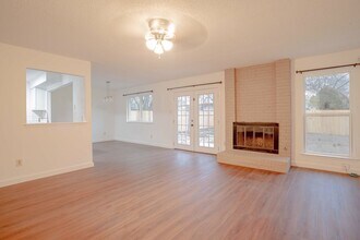 2800 Bushnell Dr in Austin, TX - Building Photo - Building Photo