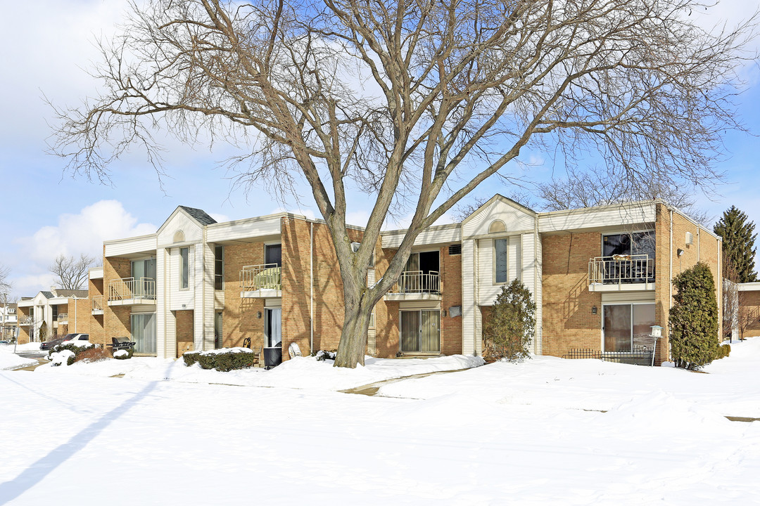 Sylvan Lake Condos in Keego Harbor, MI - Building Photo