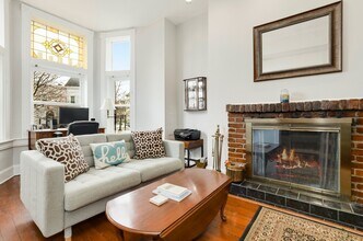 704 12th St NE, Unit A in Washington, DC - Foto de edificio - Building Photo