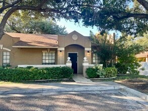 601 St James Dr in Laredo, TX - Building Photo - Building Photo