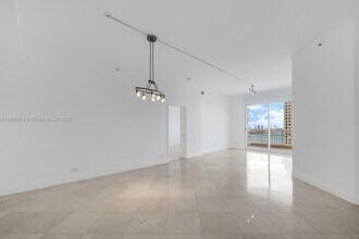 888 Brickell Key Dr in Miami, FL - Building Photo - Building Photo