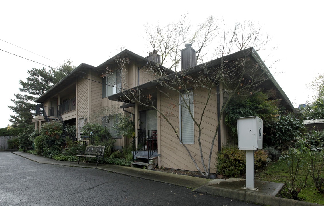 4500 SW 103rd Ave in Beaverton, OR - Foto de edificio