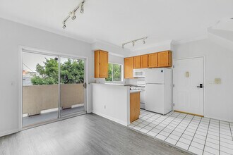 4034 Redwood Ave in Los Angeles, CA - Building Photo - Building Photo
