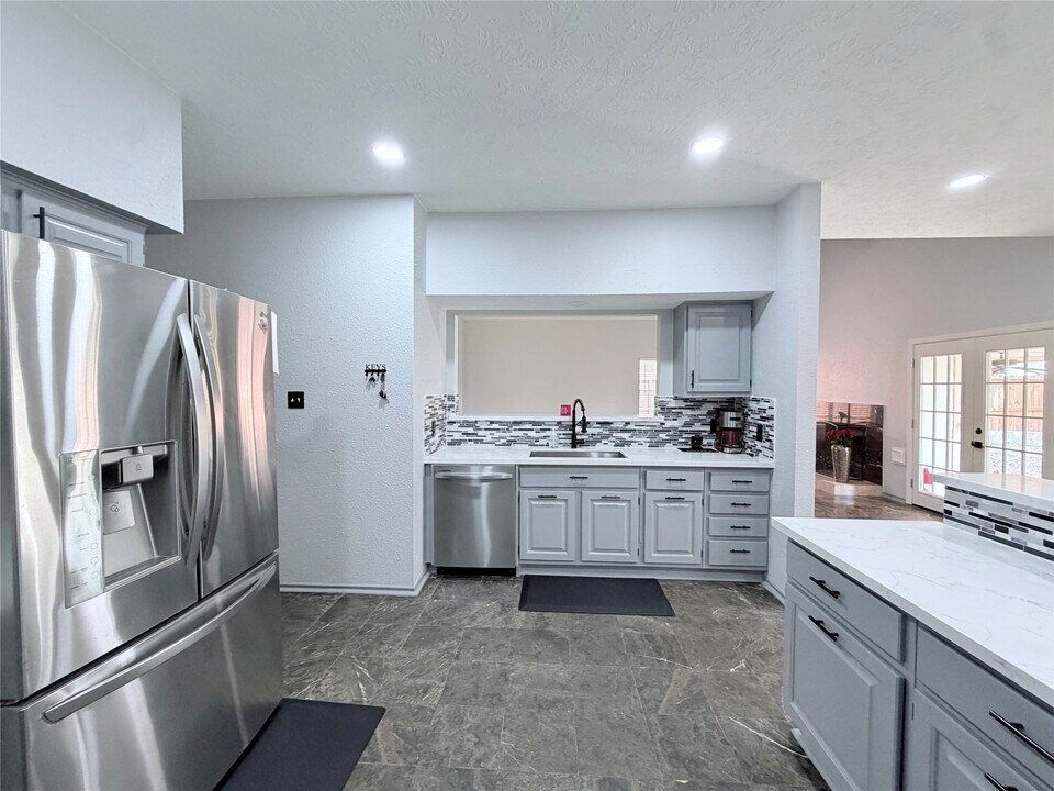 7015 Puerta Vista Ln in Houston, TX - Building Photo