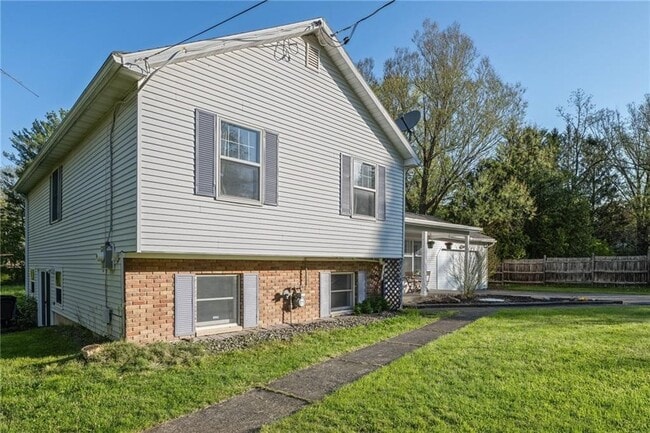214 Christopher Ln in Ithaca, NY - Foto de edificio - Building Photo