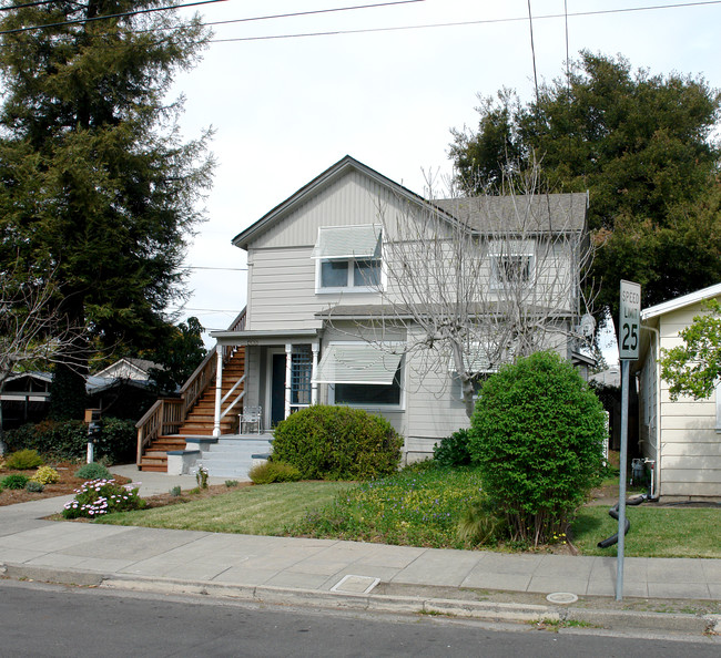 485 Benton St in Santa Rosa, CA - Foto de edificio - Building Photo