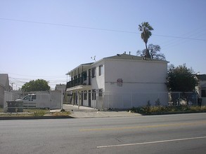 6209 S Hoover St in Los Angeles, CA - Building Photo - Building Photo