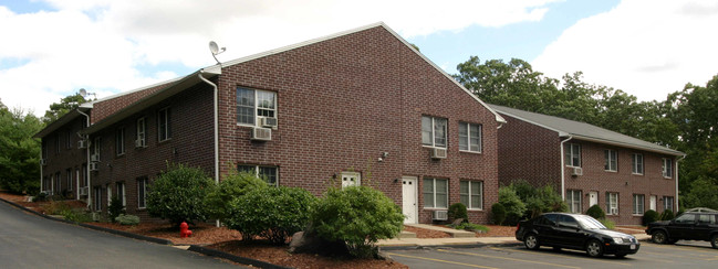 Lakeside Apartments in North Attleboro, MA - Building Photo - Building Photo