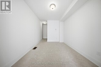 3322 Umar Ave in Oakville, ON - Building Photo - Building Photo