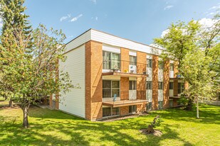 9715 120th Ave NW in Edmonton, AB - Building Photo
