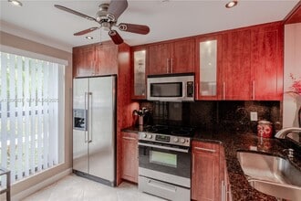 3024 S Oakland Forest Dr in Oakland Park, FL - Building Photo - Building Photo