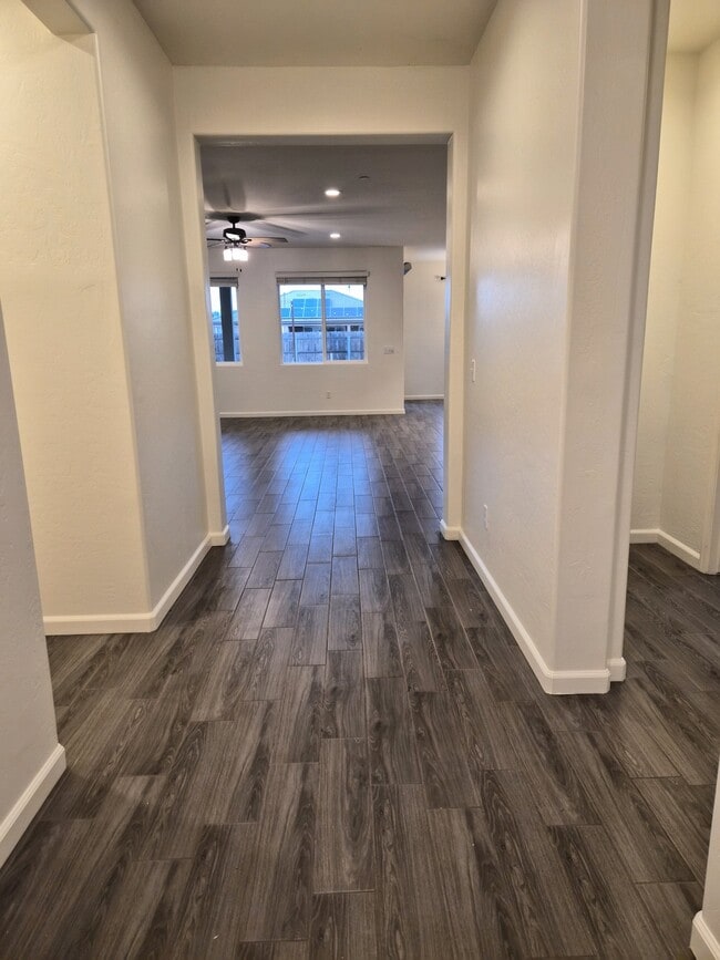 2328 Chianti Wy in Hanford, CA - Building Photo - Building Photo