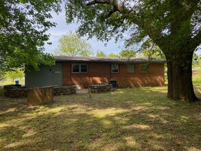 624 Bruce St in Oxford, AL - Foto de edificio - Building Photo