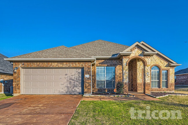 2186 Liriope Ln in Waxahachie, TX - Foto de edificio - Building Photo
